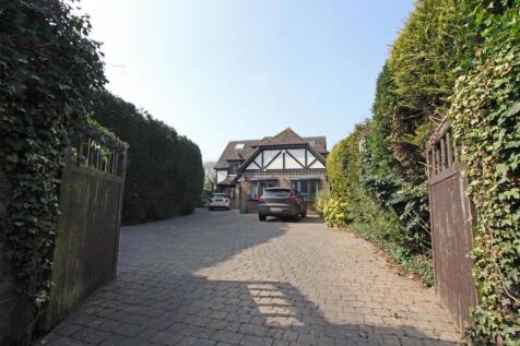 IMG_4890 front drive gates.jpg