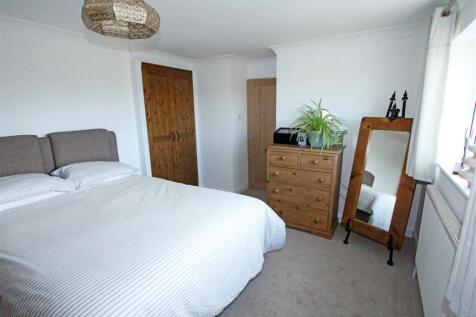 IMG_3724 bed1 door.jpg