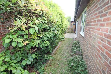 IMG_5628 rear garden patio.jpg