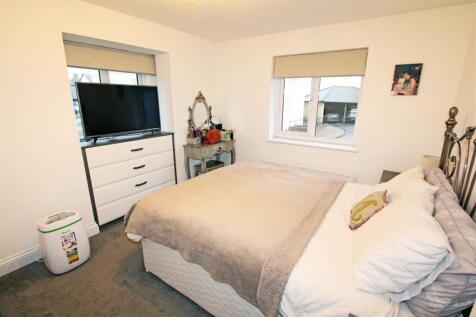 IMG_1151 bed 1 windows.jpg