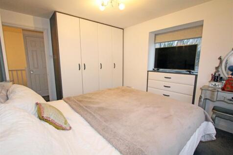 IMG_1152 bed 1 door.jpg