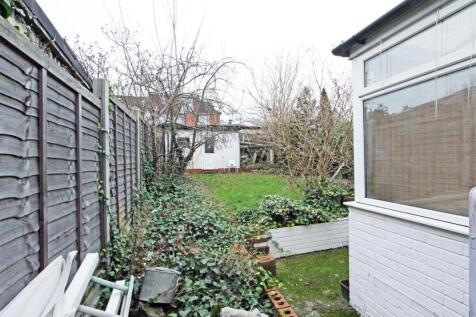 IMG_4405 rear side garden.jpg