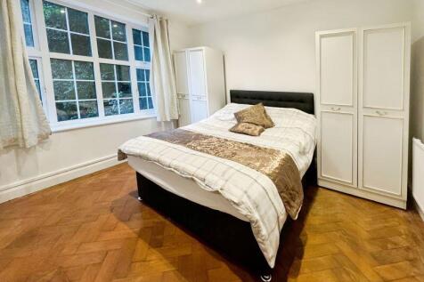 MAIN BEDROOM