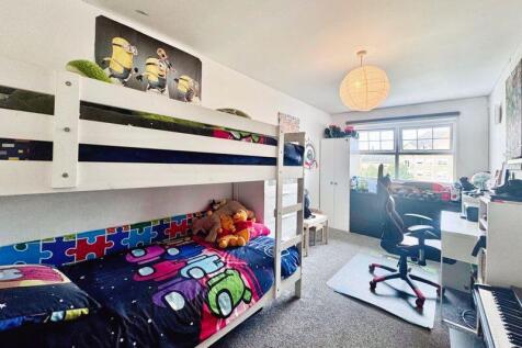 MAIN BEDROOM