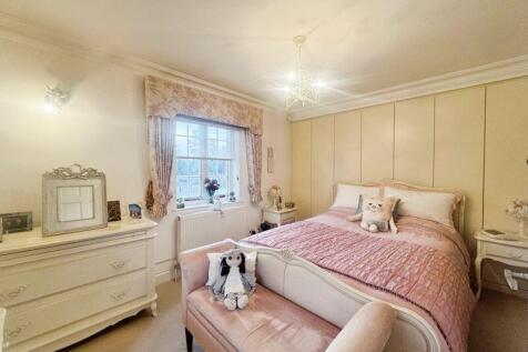 MAIN BEDROOM