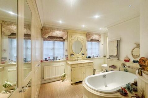 MAIN EN-SUITE