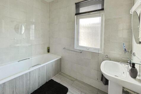 UPSTAIRS BATHROOM