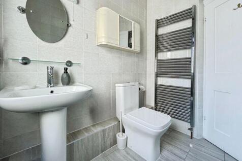 UPSTAIRS BATHROOM