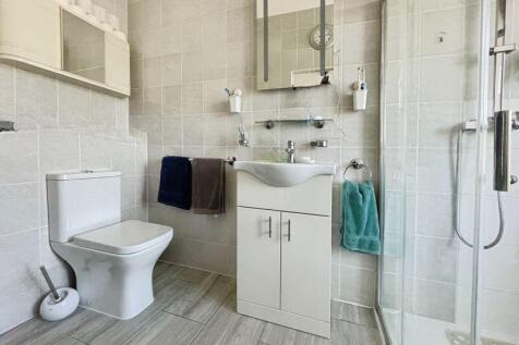 EN SUITE BATHROOM