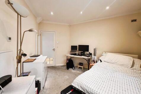 BEDROOM 5 (DOWNSTAIRS)