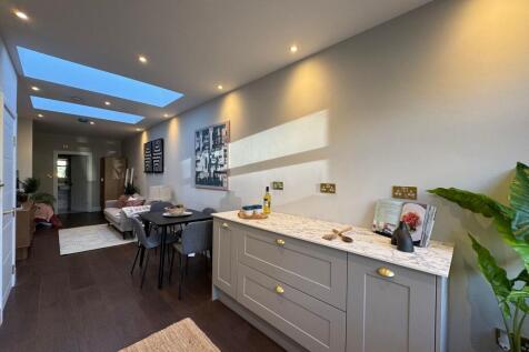 Open plan Kitchen/lounge/bedroom/dining area