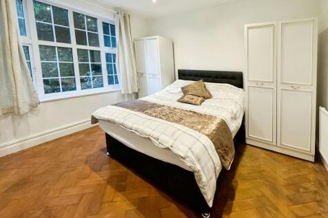 MAIN BEDROOM