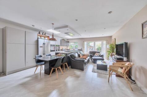 KITCHEN / RECEPTION ROOM