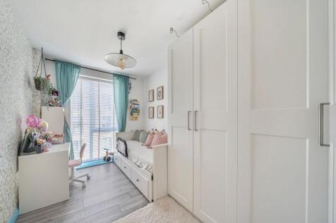 DOUBLE BEDROOM