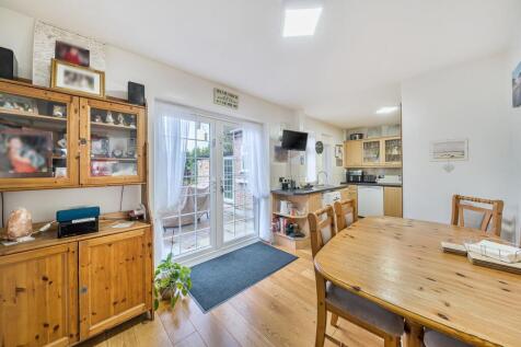 Open plan dining/kitchen area
