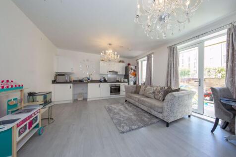 Living &#43; Kitchen