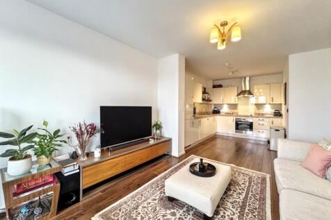 Open plan lounge/kitchen/dining area