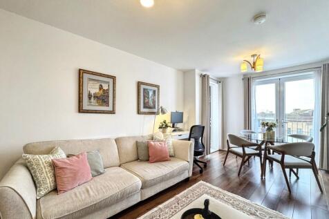 Open plan lounge/kitchen/dining area