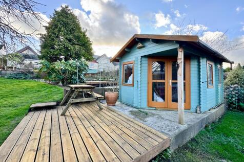 Garden &amp; Summerhouse