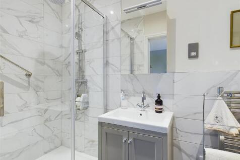 ensuite.jpg