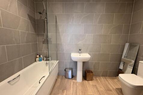 Ensuite bathroom.jpg