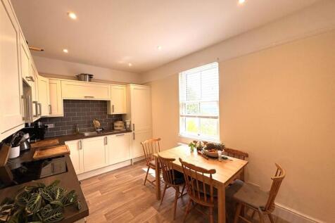 Kitchen dining area.jpg