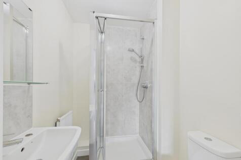 Ensuite shower room.jpg