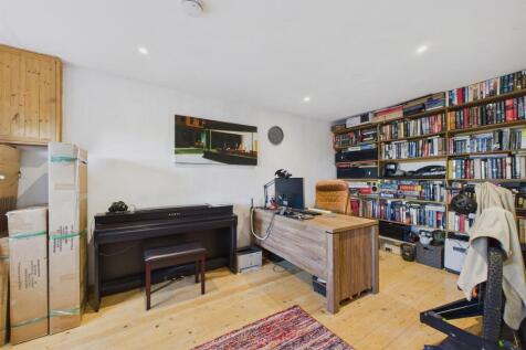 CAM03972G0-PR0123-STILL014.jpg