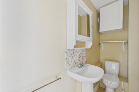 WC ensuite to main bedroom