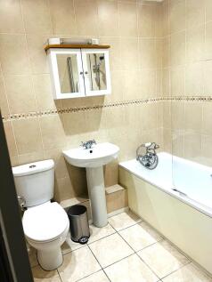 Family bathroom 1