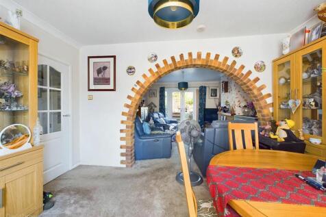 Dining room through to lounge