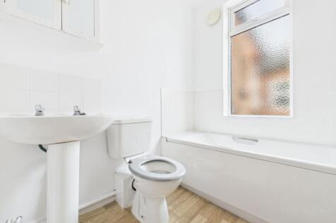 Bathroom (First Floor)