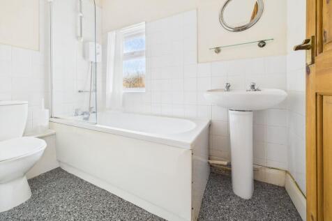 Bathroom (First Floor Maisonette)