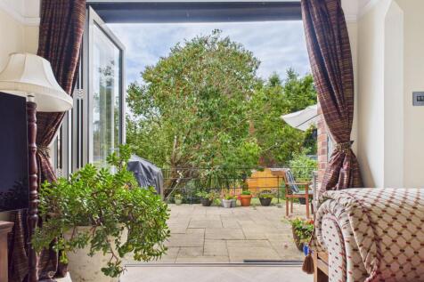 Lounge Bifolds