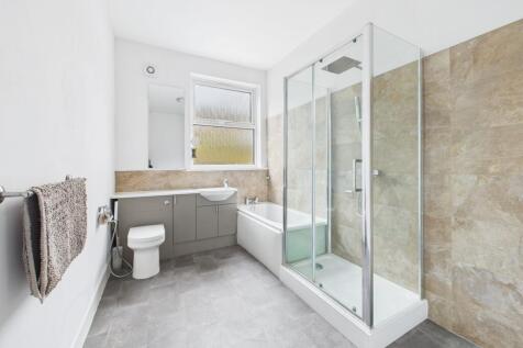 Bathroom (First Floor)