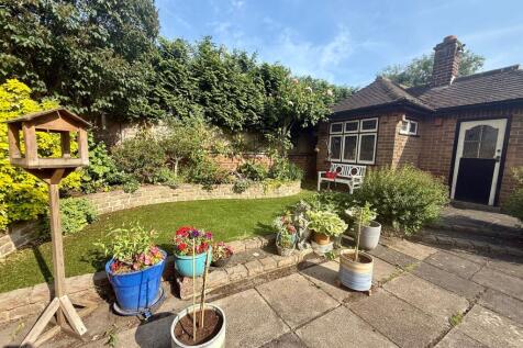 Rear garden/Gardener¿s cottage