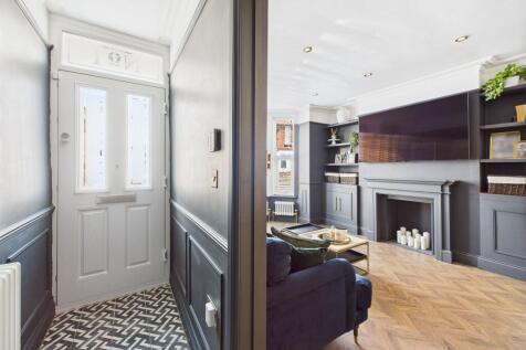 Entrance Hallway through to Lounge