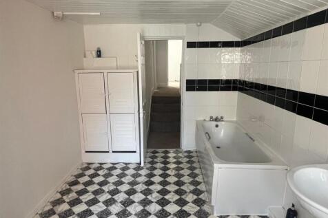 Bathroom 2.jpg