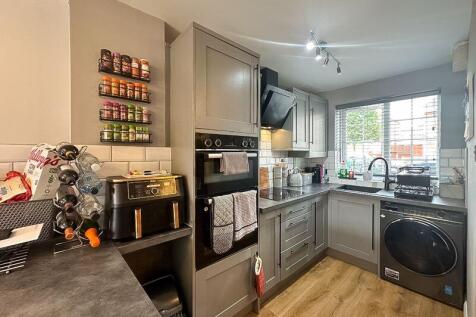 OPEN PLAN LOUNGE/KITCHEN