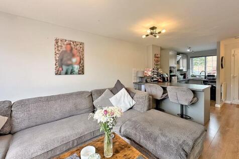 OPEN PLAN LOUNGE/KITCHEN
