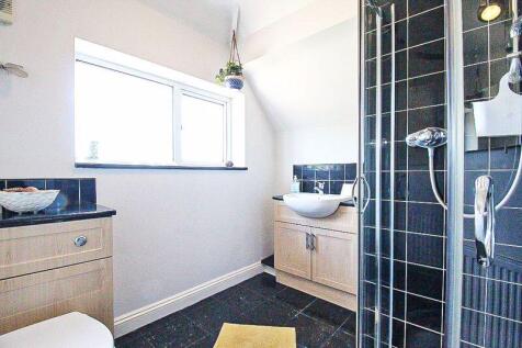 FAMILY SHOWER ROOM