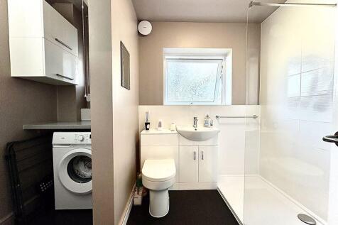 SHOWER ROOM/UTILITY AREA