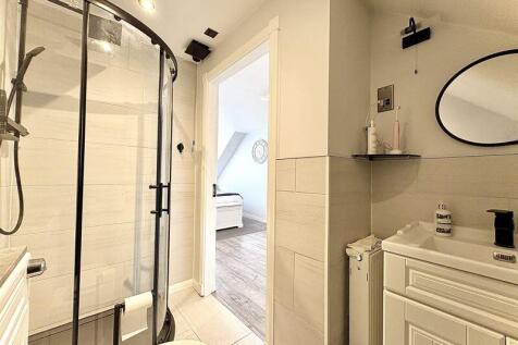 ENSUITE SHOWER ROOM