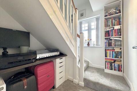 FIRST FLOOR LANDING