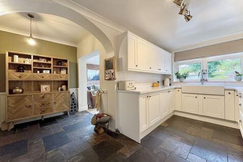 BREAKFAST AREA/KITCHEN