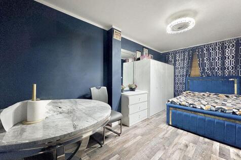 SITTING ROOM/DOWNSTAIRS BEDROOM