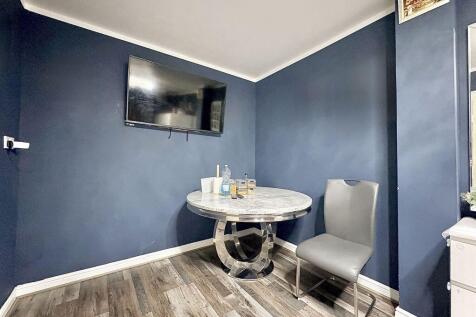 SITTING ROOM/DOWNSTAIRS BEDROOM