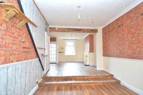 Dining area to lounge