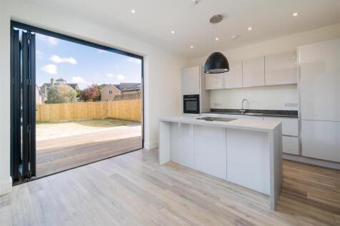 Dining area to kitchen