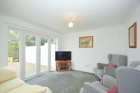 resizedSittingRoom1.jpg